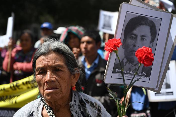 Familiares de víctimas de la guerra civil de Guatemala, durante una marcha, el 25 de febrero, en la ciudad de Guatemala. · Foto: Johan Ordonez