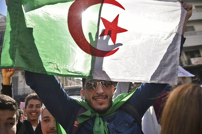 Manifiestación de estudiantes argelinos, ayer, en el centro de la capital, Argel. · Foto: Ryad Kramdi
