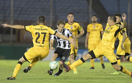 Diego Riolfo, de Wanderers, entre Lucas Hernández y Cristian Lema, de Peñarol, ayer, en el estadio Centenario. · Foto: Sandro Pereyra Diego Riolfo, de Wanderers, entre Lucas Hernández y Cristian Lema, de Peñarol, ayer, en el estadio Centenario. · Foto: Sandro Pereyra