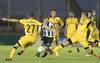 Diego Riolfo, de Wanderers, entre Lucas Hernández y Cristian Lema, de Peñarol, ayer, en el estadio Centenario. · Foto: Sandro Pereyra Diego Riolfo, de Wanderers, entre Lucas Hernández y Cristian Lema, de Peñarol, ayer, en el estadio Centenario. · Foto: Sandro Pereyra