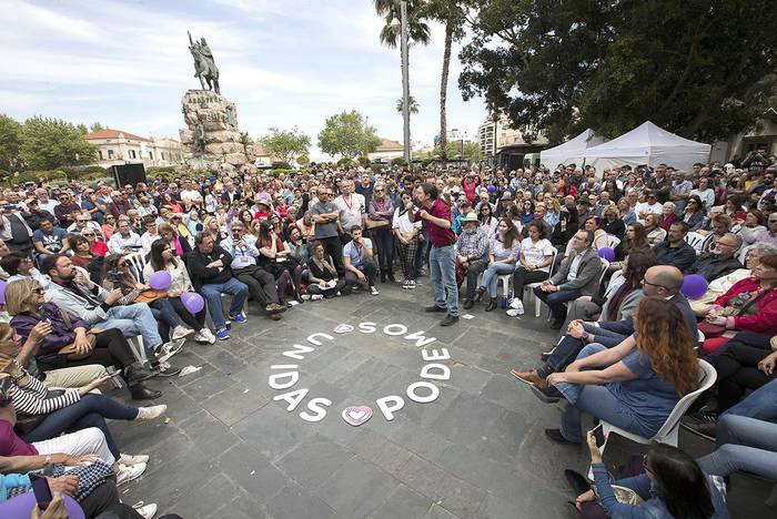 Pablo Iglesias (C), líder del partido español Podemos y candidato presidencial de la coalición de la izquierda Unidas Podemos, durante un acto de campaña, ayer, en Palma de Mallorca.
 · Foto: Jaime Reina, AFP