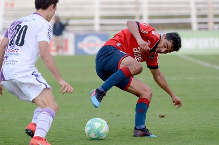 Manuel Ugarte, de Fénix, y Gonzalo Castro, Nacional, el sábado, en el estadio parque Capurro. · Foto: Pablo Vignali Manuel Ugarte, de Fénix, y Gonzalo Castro, Nacional, el sábado, en el estadio parque Capurro. · Foto: Pablo Vignali