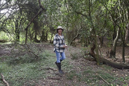 Camila Gianotti, en un cerrito de indios, en Rincón de la Paja, Rocha. · Foto: Federico Gutiérrez Camila Gianotti, en un cerrito de indios, en Rincón de la Paja, Rocha. · Foto: Federico Gutiérrez