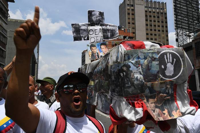 Partidarios del presidente venezolano Nicolás Maduro, se manifiestan en contra de la Organización de los Estados Americanos, Donald Trump y los líderes opositores Juan Guaido y Leopoldo López, ayer, en un acto en Caracas. · Foto: Yuri Cortez, AFP