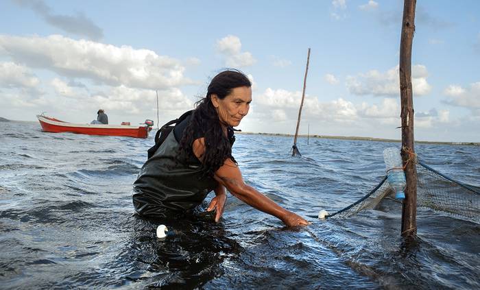 Olga Lobato, pescadora en la Laguna de Rocha (archivo, marzo de 2016).
 · Foto: Ricardo Antúnez