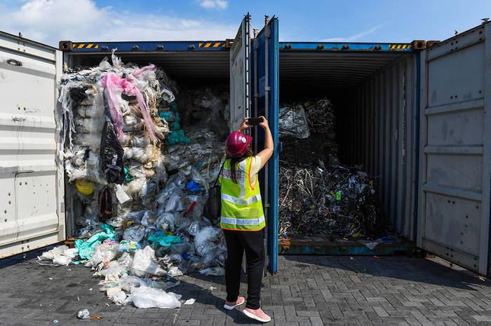 Contenedores llenos de desechos plásticos, antes de enviarlos de vuelta al país de origen en Port Klang, al oeste de Kuala Lumpur, Malasia.

 · Foto: Mohd Rasfan, AFP