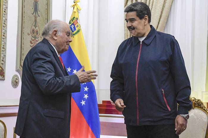 Enrique Iglesias, asesor especial de la Unión Europea para Venezuela, y Nicolás Maduro presidente venezolano, en el Palacio Presidencial de Miraflores. · Foto: Federico Parra, AFP