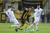 Juan Bogado, de Juventud, y Darwin Nuñez, de Peñarol, ayer, en el estadio Campeón del Siglo. Juan Bogado, de Juventud, y Darwin Nuñez, de Peñarol, ayer, en el estadio Campeón del Siglo.