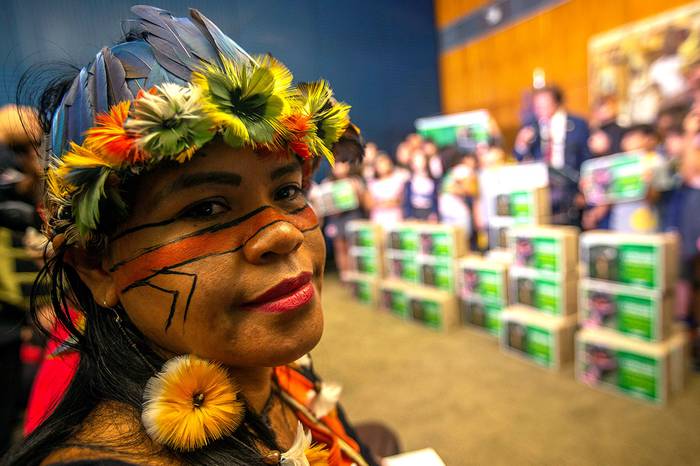 Entrega de poco más de un millón de firmas por parte de la ong AVAAZ, con una petición contra la deforestación del Amazonas, ayer, en el Congreso, en Brasilia.
 · Foto: Joédson Alves, EFE