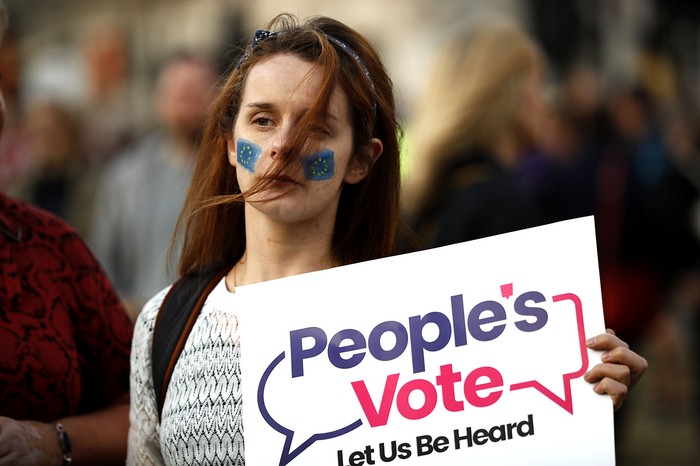 Una activista hace campaña por un segundo referéndum de la UE, ayer, en el centro de Londres.

 · Foto: Tolga Akmen, AFP
