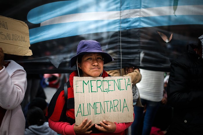 Manifestación para que se declare la emergencia alimentaria, ayer, en la Plaza de Mayo, en Buenos Aires. · Foto: Juan Ignacio Roncoroni, EFE 