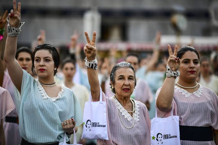 Mujeres vestidas como la ex actriz y primera dama Eva Perón, marchan para celebrar el aniversario del sufragio femenino y denunciar las políticas del gobierno de Mauricio Macri, el lunes, cerca del Congreso, en Buenos Aires. · Foto: Ronaldo Schemidt, AFP