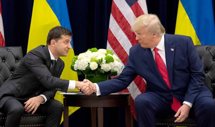 Donald Trump, presidente de los Estados Unidos, y Volodymyr Zelensky presidente de Ucrania, ayer, durante una reunión en Nueva York, al margen de la Asamblea General de las Naciones Unidas. 

 · Foto: Saul Loeb, AFP