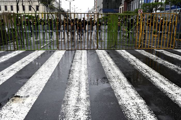 La policía bloquea una calle del edificio del Congreso, ayer, en Lima, Perú.
 · Foto: Cris Bouroncle, AFP