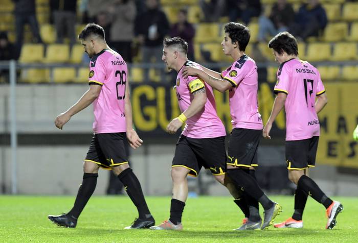 Cristian Rodríguez (c), luego de convertir el gol de Peñarol a Boston River, ayer, en el estadio Campeón del Siglo. · Foto: Sandro Pereyra