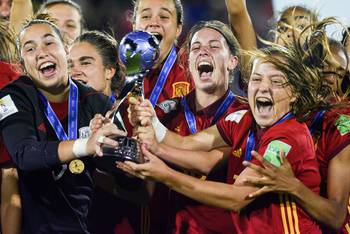 Catalina Coll, Eva Navarro y Claudia Pina, de España, tras recibir el trofeo de la Copa Mundial Femenina sub 17, el sábado, en el estadio Charrúa. Catalina Coll, Eva Navarro y Claudia Pina, de España, tras recibir el trofeo de la Copa Mundial Femenina sub 17, el sábado, en el estadio Charrúa.