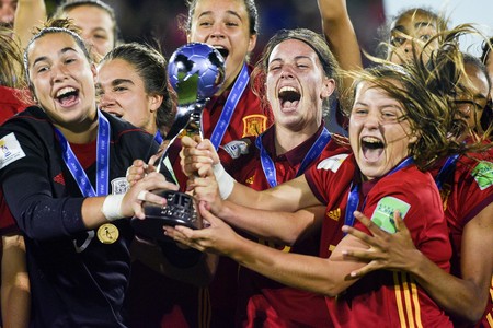 Catalina Coll, Eva Navarro y Claudia Pina, de España, tras recibir el trofeo de la Copa Mundial Femenina sub 17, el sábado, en el estadio Charrúa. · Foto: Fernando Morán Catalina Coll, Eva Navarro y Claudia Pina, de España, tras recibir el trofeo de la Copa Mundial Femenina sub 17, el sábado, en el estadio Charrúa. · Foto: Fernando Morán