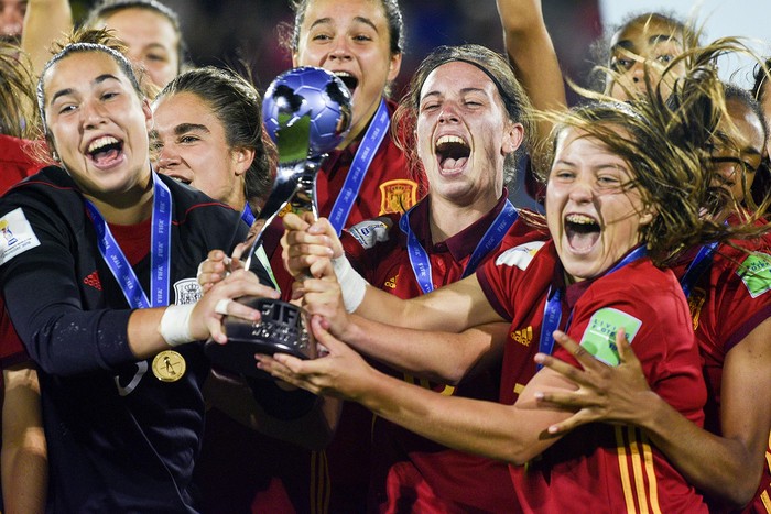 Catalina Coll, Eva Navarro y Claudia Pina, de España, tras recibir el trofeo de la Copa Mundial Femenina sub 17, el sábado, en el estadio Charrúa. · Foto: Fernando Morán