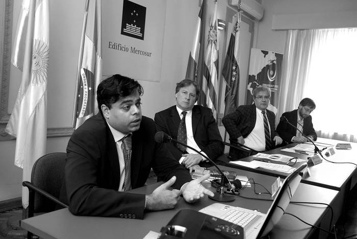 Pravin Krishna, Fernando Lorenzo, Ricardo Markwald y Pablo Sanguinetti, ayer, en la sede del Mercosur.  · Foto: Pablo Nogueira