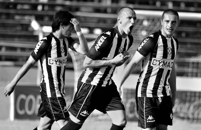 Johnatan Charquero, Julio Rodríguez y Marcelo Palau, ayer , tras el tercer gol de Wanderers a Cerro en el Parque Viera.  · Foto: Javier Calvelo