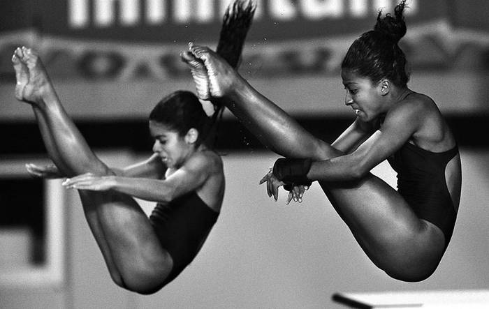 Las brasileñas Andressa Mendes y Natali Cruz compiten en los clavados sincronizados desde un trampolín de tres metros en los Juegos
Panamericanos Guadalajara 2011. · Foto: Efe, Miguel Sierra