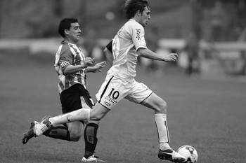 Maximiliano Rodríguez, de Wanderers, y Mario Rizotto, de River Plate, en el Parque Saroldi. (archivo, octubre de 2010) Maximiliano Rodríguez, de Wanderers, y Mario Rizotto, de River Plate, en el Parque Saroldi. (archivo, octubre de 2010)