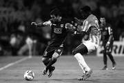 Matías Alonso, de Defensor Sporting, y Óscar Murillo, de Atlético Nacional, anoche en el estadio Atanasio Girardot de Medellín (Colombia). / Foto: Leonardo Muñoz, EFE