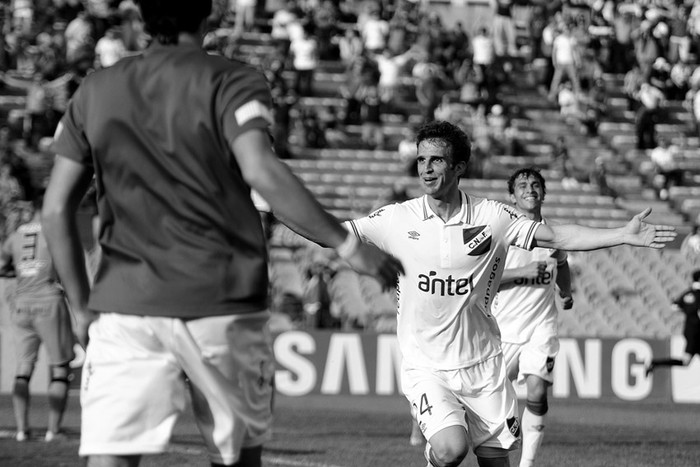 Iván Alonso, de Nacional, tras convertir ante Sud América, el sábado, en el estadio Centenario. / Foto: Javier Calvelo