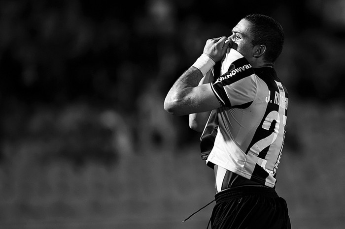 Jonathan Rodríguez, de Peñarol, tras convertir ante Jorge Wilstermann, de Bolivia, en el estadio Centenario en Montevideo / Foto: Nicolás Celaya (Archivo, agosto de 2014)