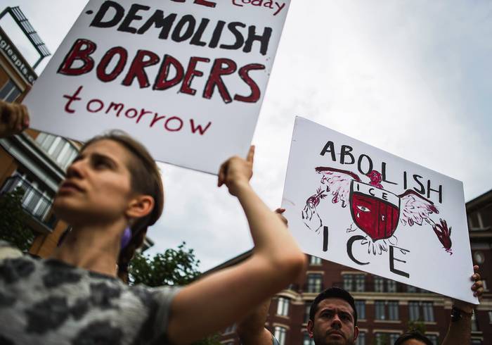 Protesta frente a la Agencia de Inmigración y Control de Aduanas (ICE) y las recientes detenciones de inmigrantes ilegales en Washington, Estados Unidos.  Afp · Foto: Andrew Caballero-Reynols