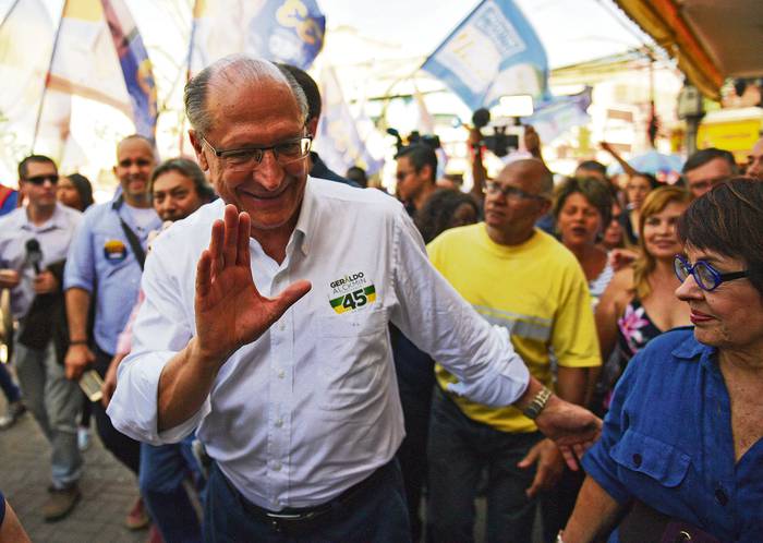 Geraldo Alckmin, durante una recorrida de campaña en Duque de Caxias, Río de Janeiro, el 30 de agosto.
 , afp · Foto:  Carl De Souza