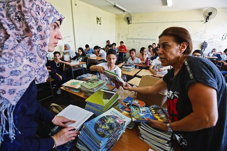Estudiantes palestinos, ayer, en el primer día de regreso a la escuela de Haifa administrada por la UNRWA en el barrio pobre del sur de Beirut. ,Afp · Foto: Anwar Amro Estudiantes palestinos, ayer, en el primer día de regreso a la escuela de Haifa administrada por la UNRWA en el barrio pobre del sur de Beirut. ,Afp · Foto: Anwar Amro