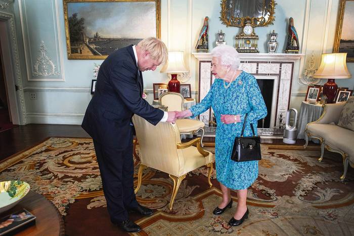La reina Isabel II de Inglaterra le da la bienvenida al nuevo primer ministro, Boris Johnson, en el Palacio de Buckingham, en Londres. , pool, afp
 · Foto: Victoria Jones