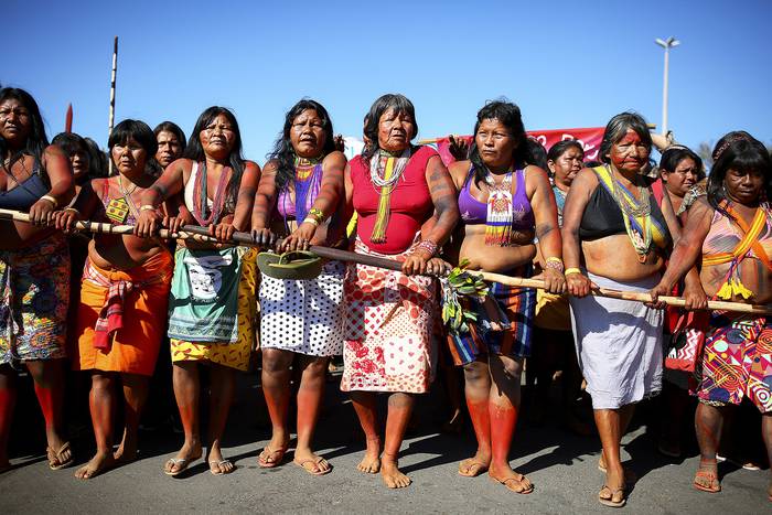 Marcha de mujeres indígenas hacia el Ministrerio de Salud, en Brasilia, en protesta por los recortes presupuestarios.  · Foto: Sergio Lima, AFP
