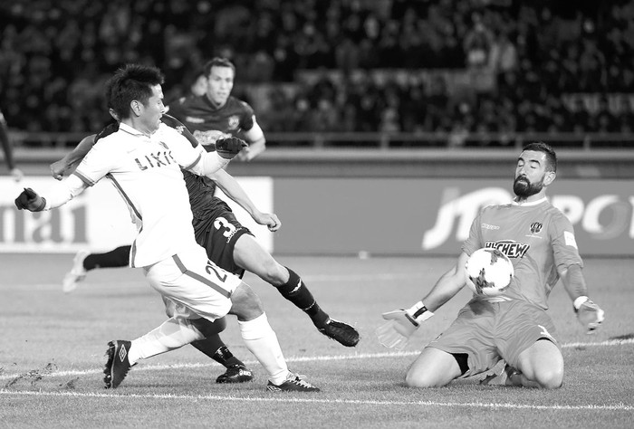 Yasushi Endo, de Kashima Antlers, y el arquero de Auckland City, ayer, durante el partido
por el Mundial de Clubes en Yokohama. Foto: Toru Yamanaka, Afp