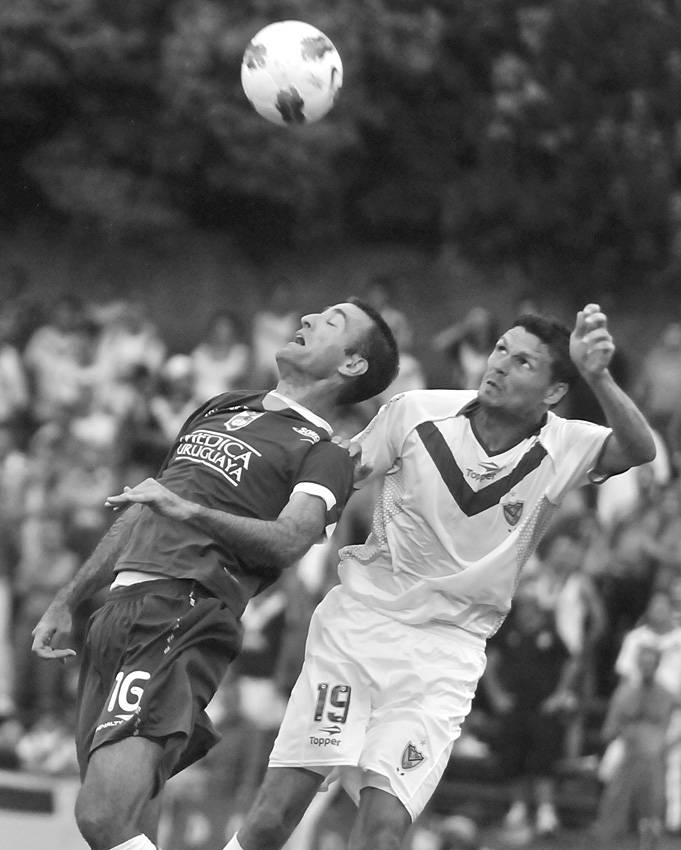 Ignacio Risso de Defensor Sporting y Fernando Ortíz de Vélez Sarsfield, durante un partido por la copa Libertadores en el estadio Luis Franzini. (archivo, febrero de 2012) · Foto: Javier Calvelo