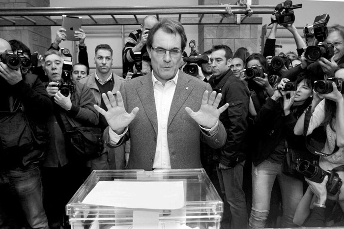 El presidente catalán, Artur Mas, ayer, cuando votaba en las elecciones autonómicas de Barcelona. · Foto: Efe, Toni Albir