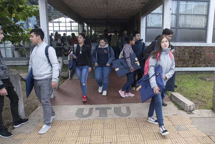 Salida del turno matutino en la UTU de Paso de los Toros. (archivo, mayo de 2019)
 · Foto: Sandro Pereyra