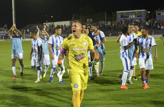 Los jugadores de Cerro Largo, tras la victoria con Defensor Sporting en el estadio Luis Franzini. · Foto: Andrés Cuenca