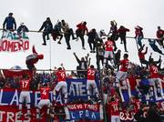 Jugadores e hinchas de Nacional tras la victoria y obtención del título del Torneo Apertura, en el estadio Jardines del Hipódromo.