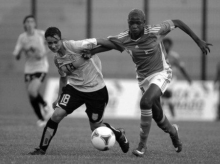 Jennifer Clara, de Uruguay, y Durimbo Mutyavariri, de Zimbabue, el sábado, en el estadio Domingo Burgueño Miguel. · Foto: Nicolás Celaya Jennifer Clara, de Uruguay, y Durimbo Mutyavariri, de Zimbabue, el sábado, en el estadio Domingo Burgueño Miguel. · Foto: Nicolás Celaya
