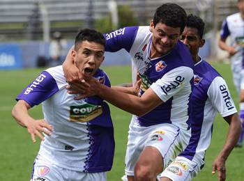 Leonardo Fernández, Maximiliano Cantera y César Taján, tras el gol de Fernández, segundo de Fénix, en el Parque Capurro. Leonardo Fernández, Maximiliano Cantera y César Taján, tras el gol de Fernández, segundo de Fénix, en el Parque Capurro.