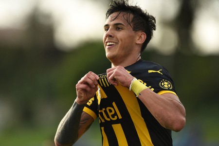 Ignacio Lores, tras convertir el segundo gol de Peñarol a Fénix, el sábado, en el Parque Capurro. · Foto: Fernando Morán Ignacio Lores, tras convertir el segundo gol de Peñarol a Fénix, el sábado, en el Parque Capurro. · Foto: Fernando Morán