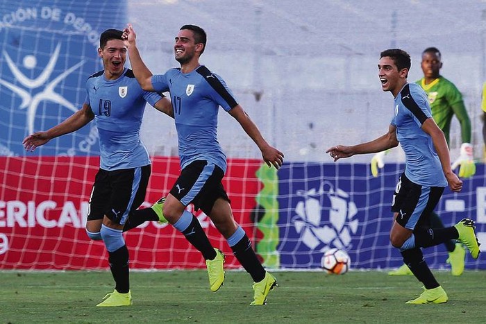 Darwin Núñez, Agustín Dávila y Juan Manuel Sanabria, tras convertir un gol a Ecuador.