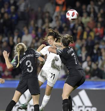 Hannah Mackay-Wright, de Nueva Zelanda, Esperanza Pizarro de Uruguay, y Gabi Rennie, de Nueva Zelanda, en el
estadio Charrúa.
Hannah Mackay-Wright, de Nueva Zelanda, Esperanza Pizarro de Uruguay, y Gabi Rennie, de Nueva Zelanda, en el
estadio Charrúa.