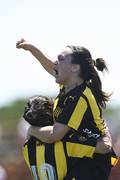 Lourdes Viana y Denise Dufau, tras el segundo gol ante Colón convertido por Dufau, en la Final del Campeonato de Fútbol Femenino 2018 “Mujeres del Uruguay” de la Primera División A, en el Complejo Rentistas.