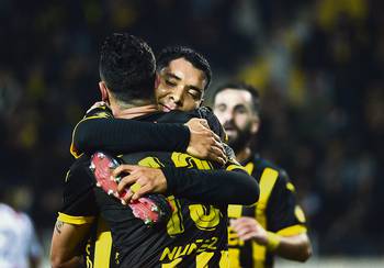 Cristian Palacios y Fabián Estoyanoff tras el tercer gol de Peñarol, el primero de Palacios, en el estadio Campeón del Siglo. Cristian Palacios y Fabián Estoyanoff tras el tercer gol de Peñarol, el primero de Palacios, en el estadio Campeón del Siglo.