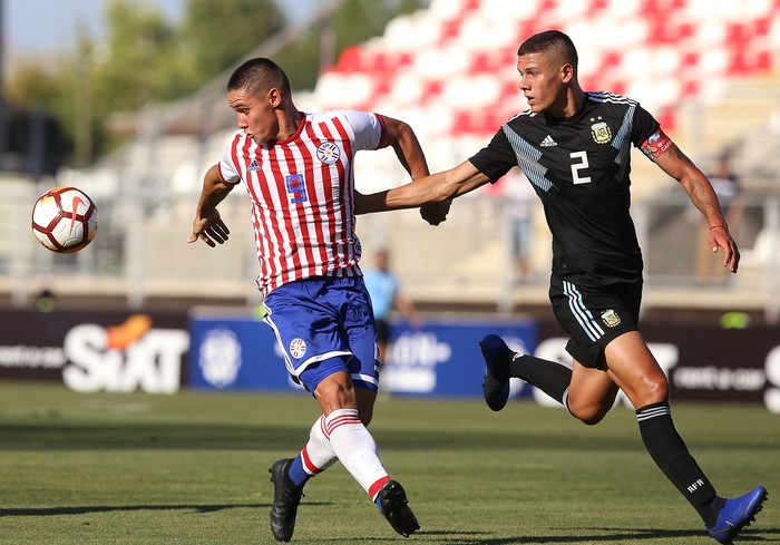 Fernando Romero, de Paraguay, y Patricio Perez, de Argentina, durante el partido jugado en el estadio La Granja stadium, en Curicó. , AFP · Foto: Claudio Reyes Fernando Romero, de Paraguay, y Patricio Perez, de Argentina, durante el partido jugado en el estadio La Granja stadium, en Curicó. , AFP · Foto: Claudio Reyes