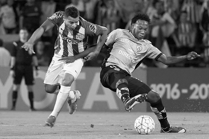 Macnelly Torres, de Atlético Nacional de Colombia, y Luis Caicedo, de Independiente del Valle de Ecuador, durante la final de la Copa Libertadores, ayer, en el estadio Atanasio Girardot de Medellín, Colombia. • Foto: Luis Acosta, Afp Macnelly Torres, de Atlético Nacional de Colombia, y Luis Caicedo, de Independiente del Valle de Ecuador, durante la final de la Copa Libertadores, ayer, en el estadio Atanasio Girardot de Medellín, Colombia. • Foto: Luis Acosta, Afp