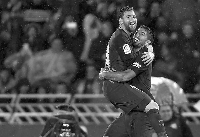 Lionel Messi y Luis Suárez festejan un gol del Barcelona a la Real Sociedad, ayer, en el estadio Anoeta, de San Sebastián. Foto: Ander Gillenea, AFP